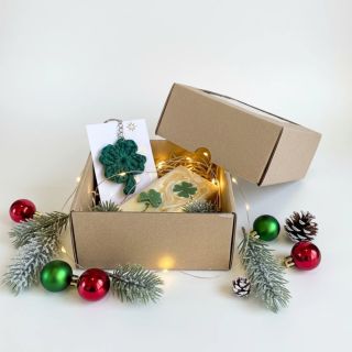 Malý balíček pro velké štěstí 🍀 Uvnitř se skrývá ručně vyráběné mýdlo s motivem čtyřlístku a háčkovaná klíčenka – dva...